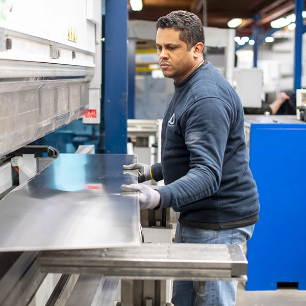 man bergt een metalen lat op